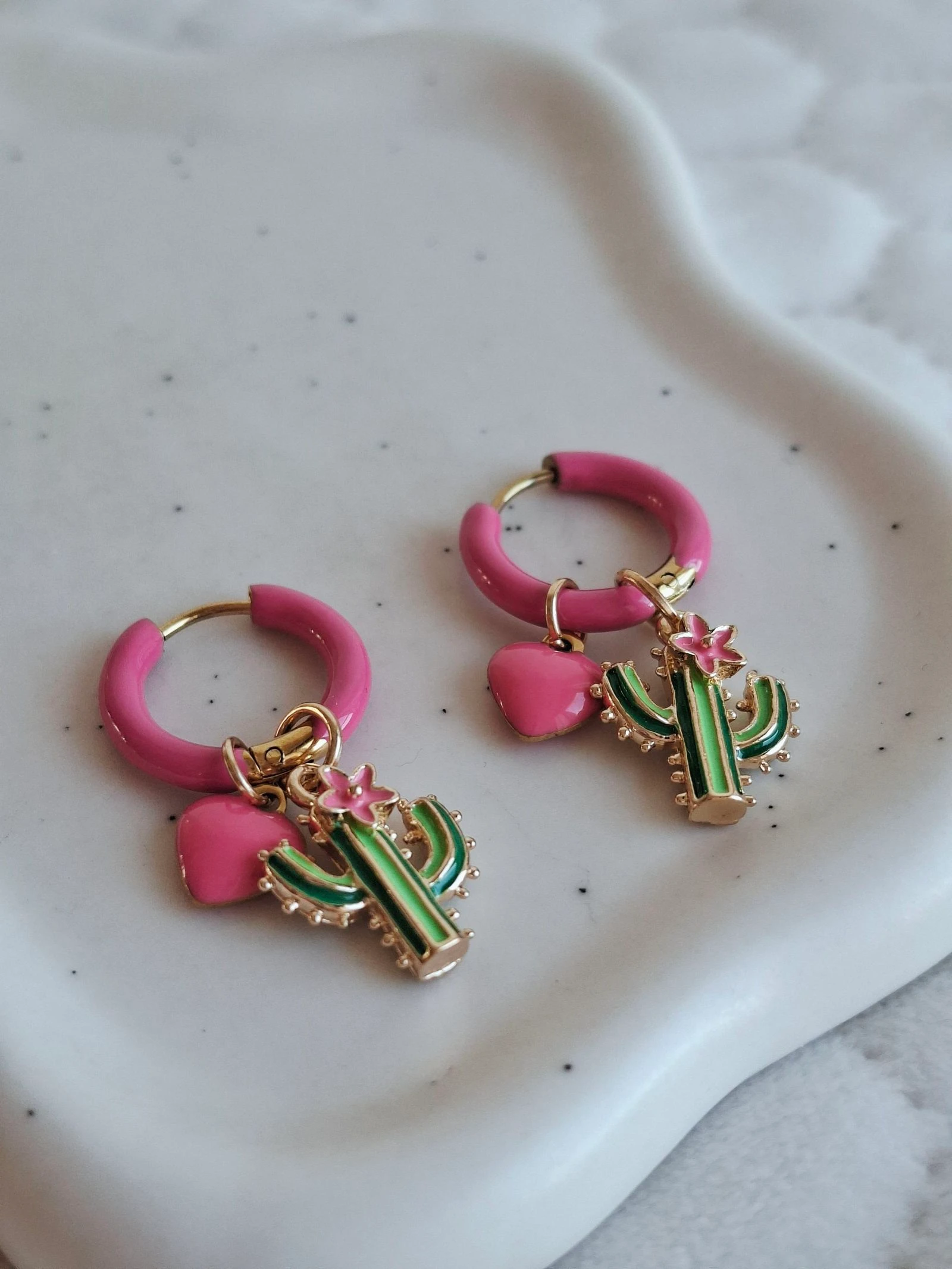 Oorbellen cactus roze groen goud emaille